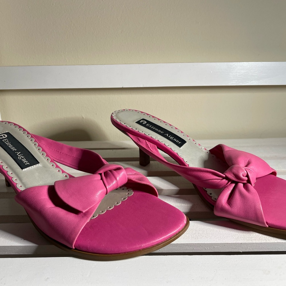 Vintage/ 90s Etienne Aigner pink kitten heel